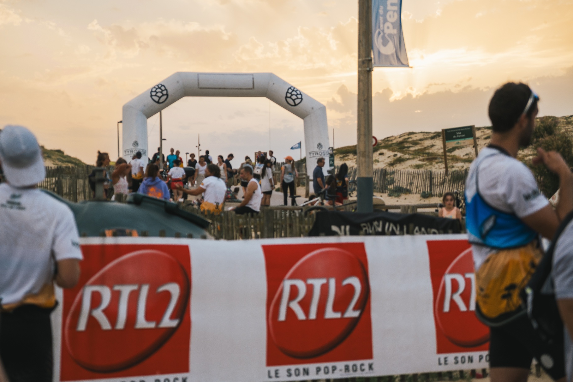 Arche du Trail des Mouettes au coucher de soleil et bâches RTL2