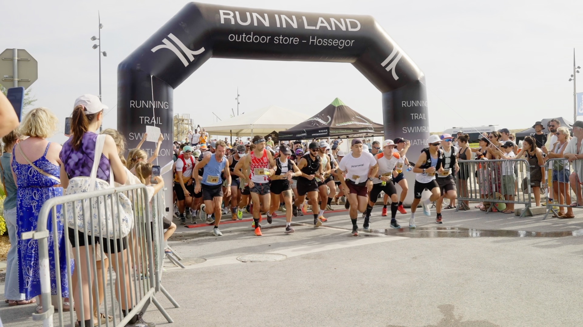 Départ du Trail des Mouettes sous l'arche Run In Land