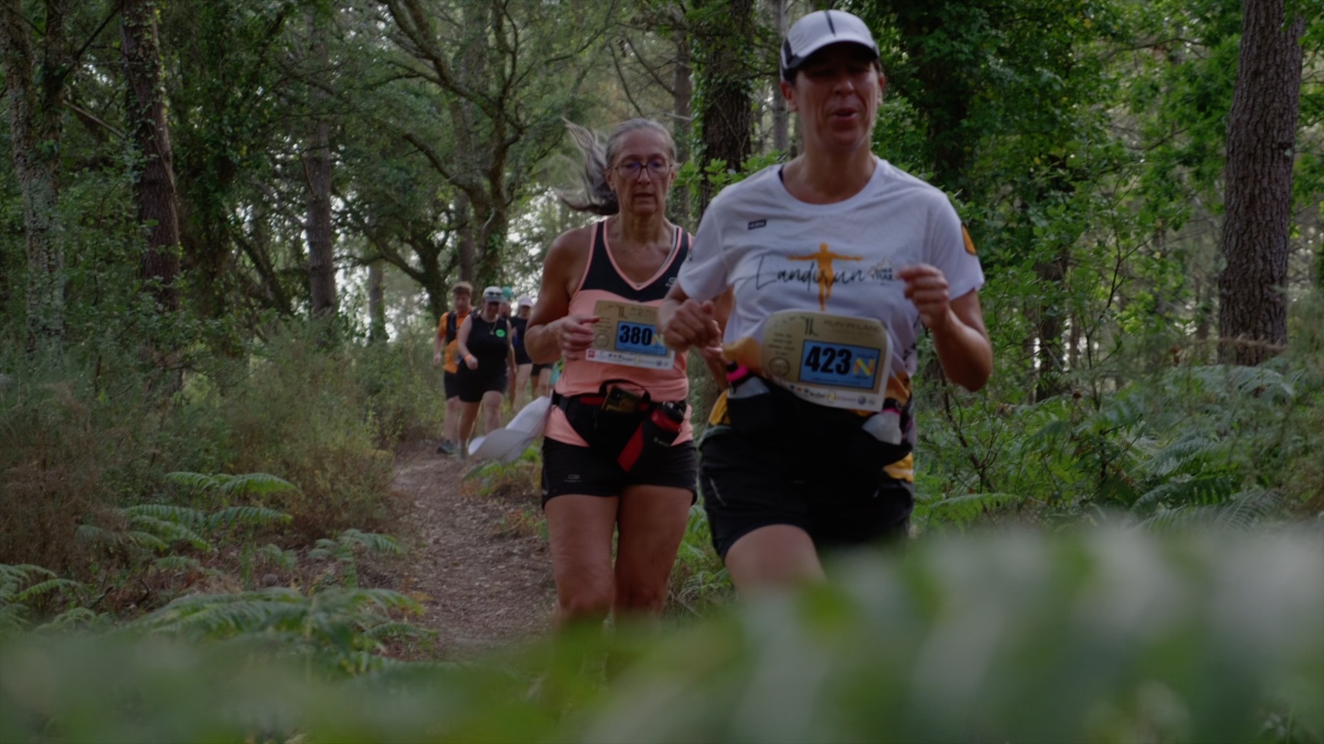 Deux coureuses côte à côte dans la forêt landaise