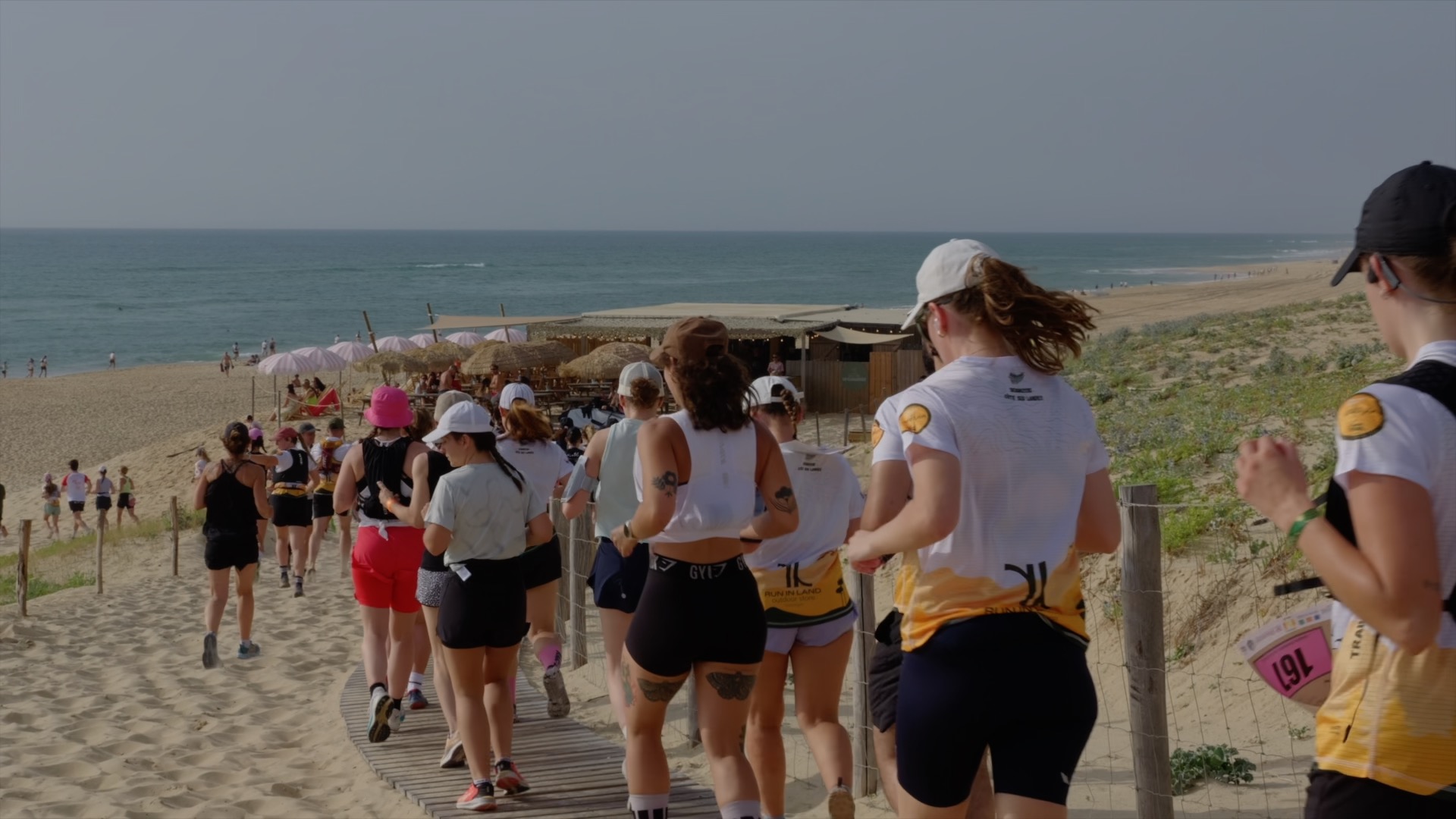 Peloton en direction de la plage face à l'océan