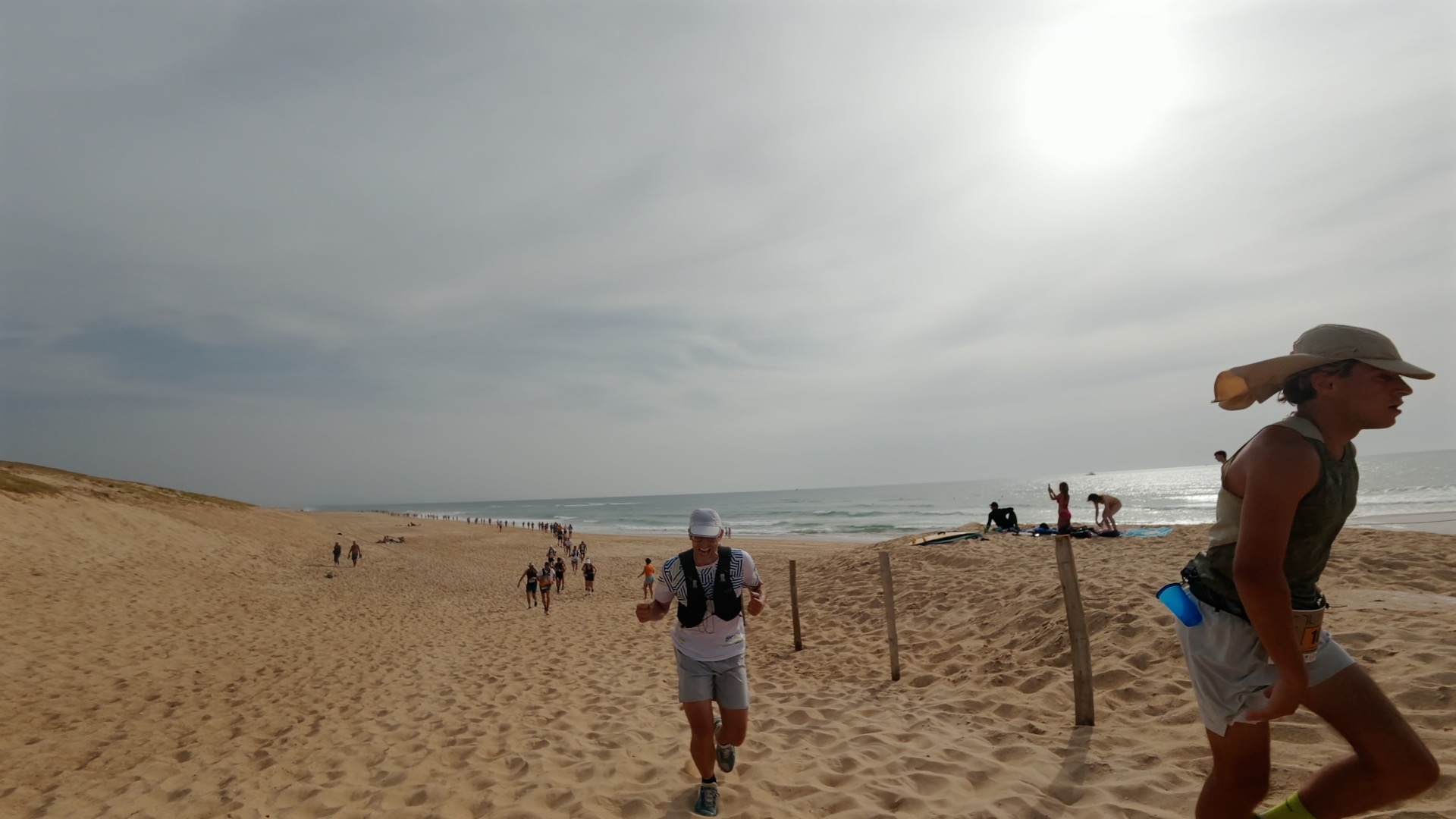 Coureurs sur la plage sous le soleil face à l'Atlantique