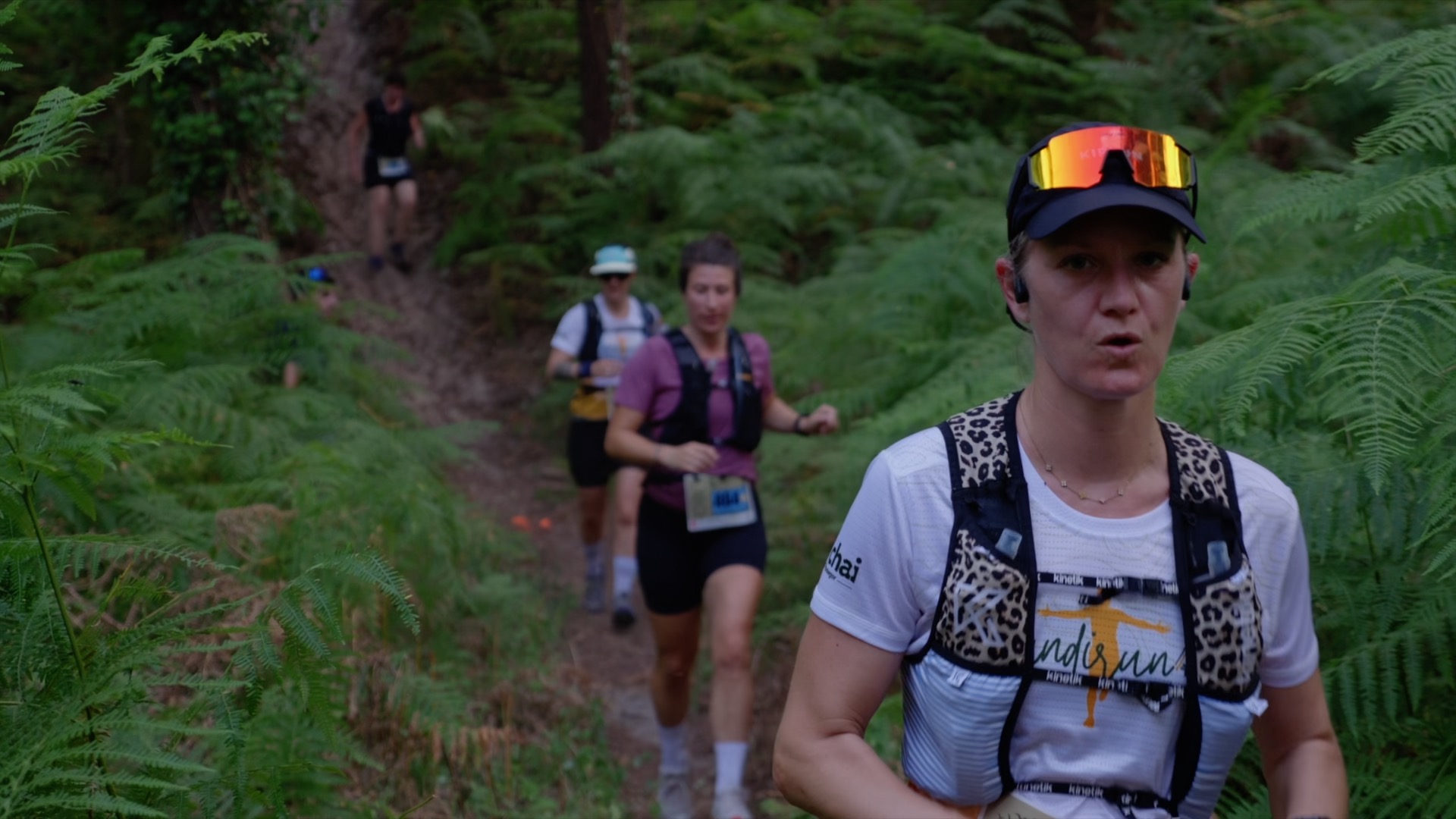 File de coureuses sur le single track landais