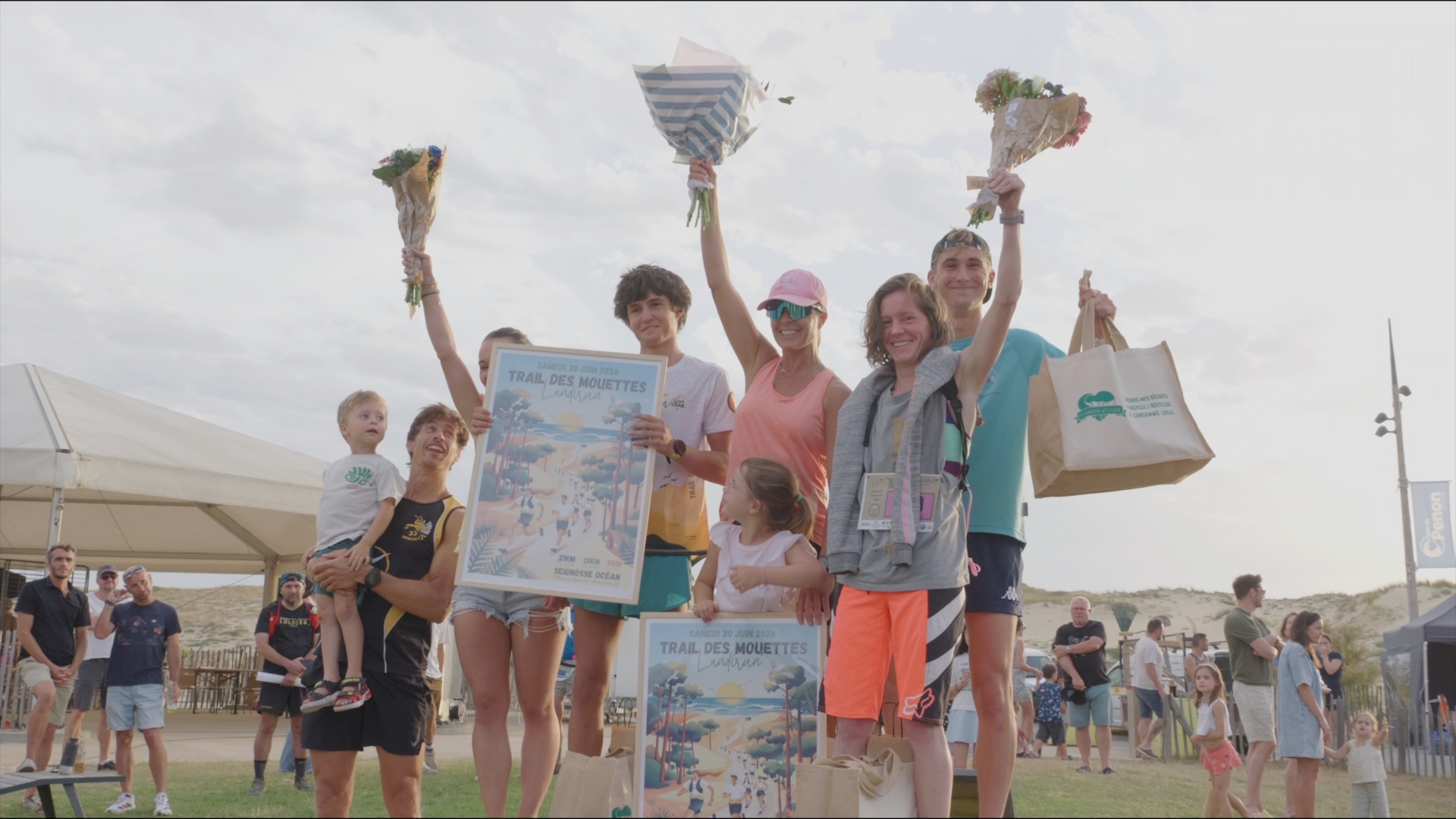 Vainqueurs bras levés sur le podium du Trail des Mouettes