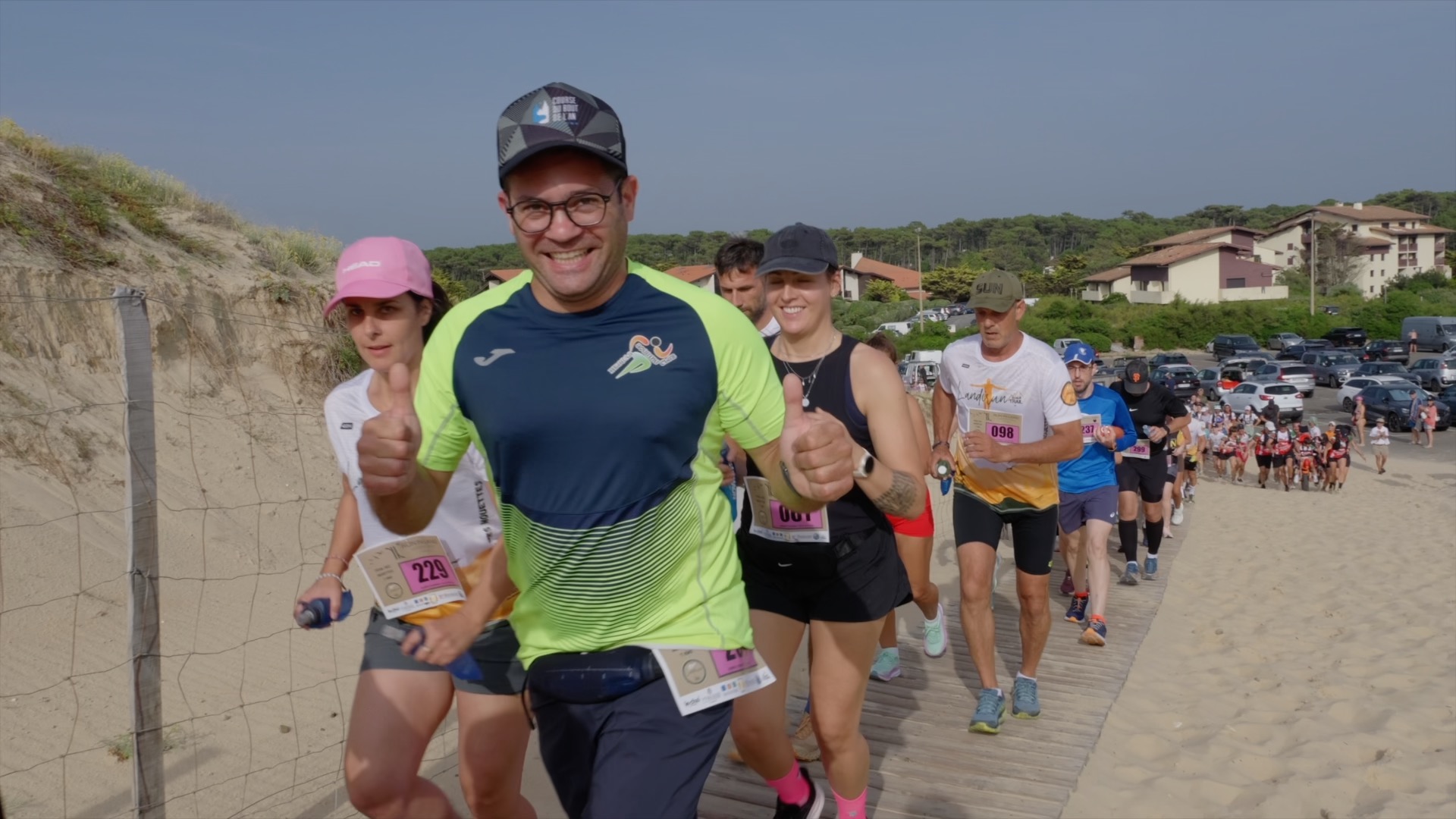 Coureurs pouces levés sur le sentier de sable