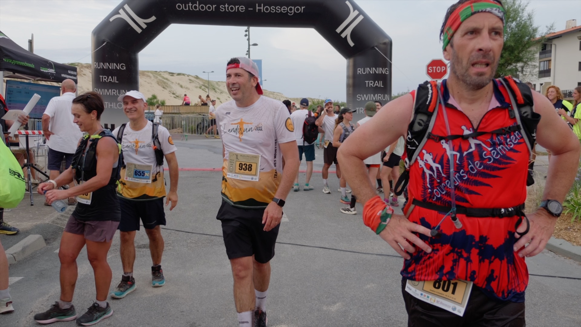 Coureurs Landirun et Coureurs de Semisens sous l'arche Run In Land