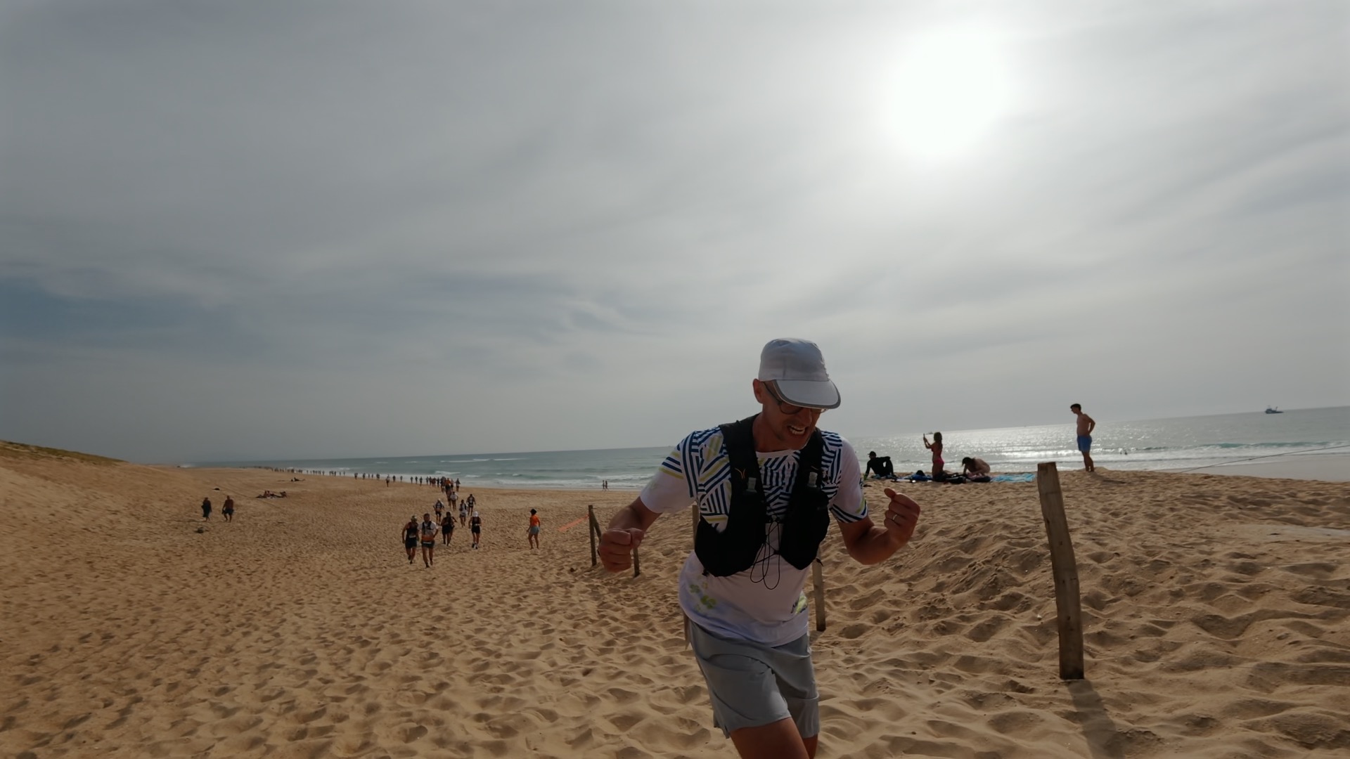 Coureur en effort dans le sable face au soleil