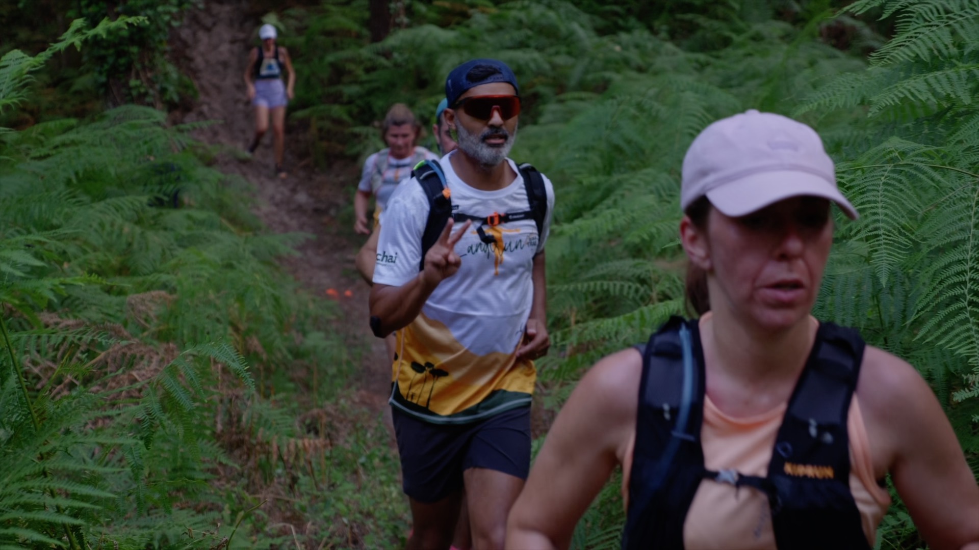 Coureur Landirun faisant un signe de victoire